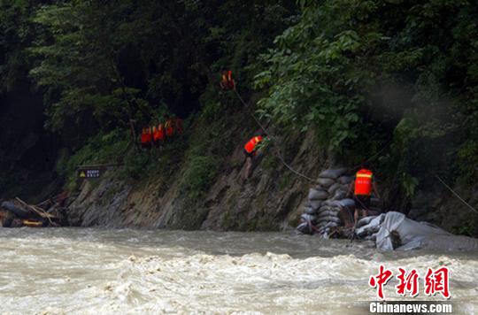 湖北巴东三民工遭山洪围困32小时警方成功营救