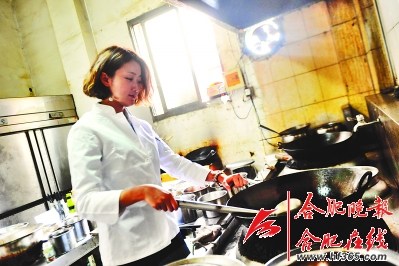 美女老板放弃20万年薪开店常被食客追讨电话（图）