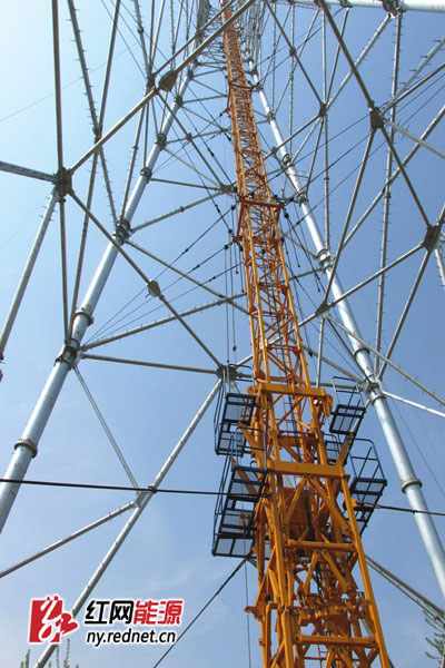 落地双平臂抱杆组塔施工现场