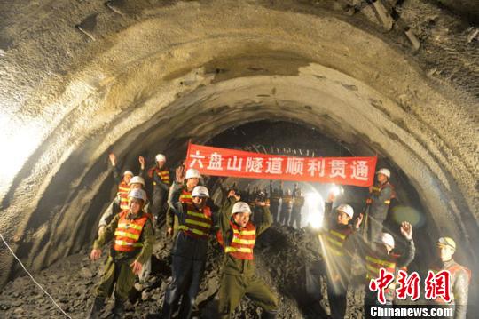 甘肃天平铁路控制性工程六盘山隧道贯通历时6年（图）