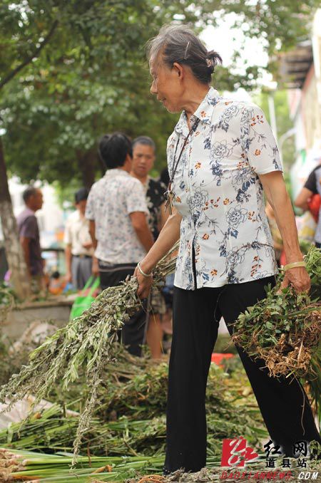 道县群众在街边挑选艾叶、菖蒲等风药