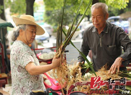 道县群众在街边挑选艾叶、菖蒲等风药