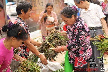 道县群众在街边挑选艾叶、菖蒲等风药