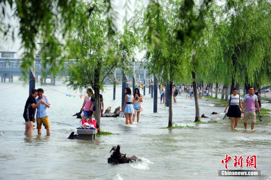 长江武汉关水位超过25米设防线 民众江边戏