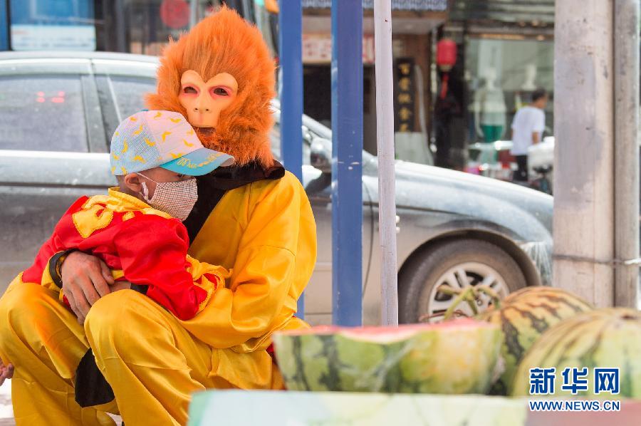 朱克良怀抱着来瓜摊看自己的儿子