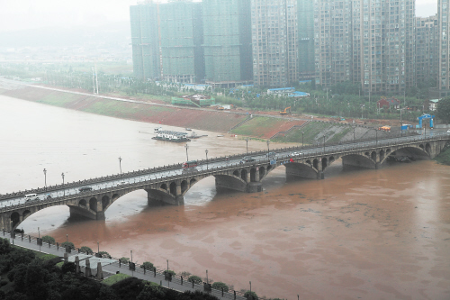 大雨中的浏阳河东屯渡大桥，浏阳河水已经淹过大部分桥墩。记者 陈飞 摄