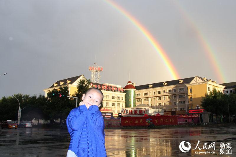 当地孩子开心地在彩虹前拍照