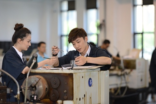 乔任梁带女友重返母校 为爱造船尽显理工男本