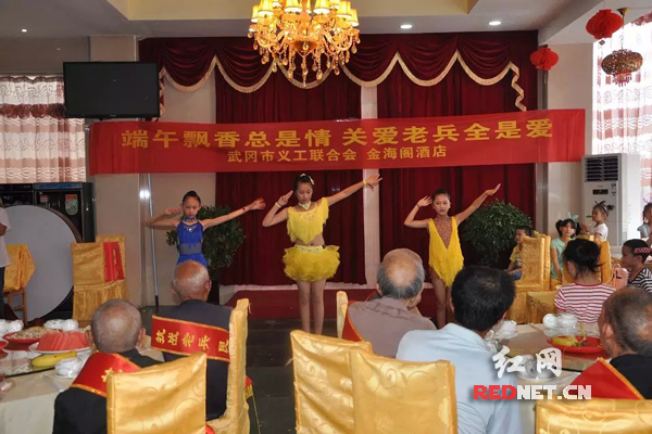 小朋友为老兵们带来精彩的文艺表演