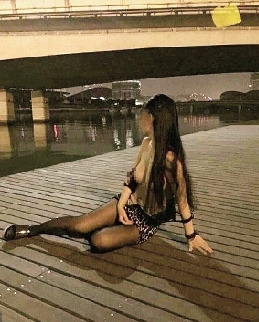 郑州一女子夜间在公共场所拍裸照吊带脱到腰间（图）