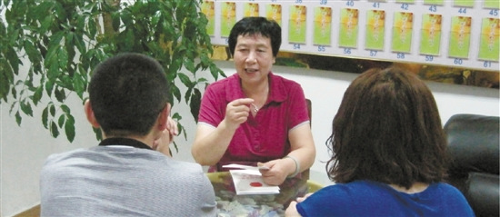 社区大妈热心助人安抚完戒毒者遇车祸失去眼睛