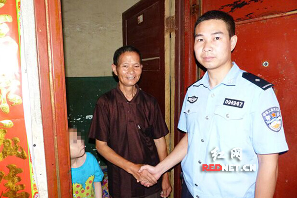 正在为小兵失踪而坐立不安的易老先生，正在四处打电话寻找孙子。当看到民警将宝贝孙子送回家后欣喜万分。