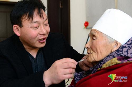 王东悉心照顾奶奶。王东供图