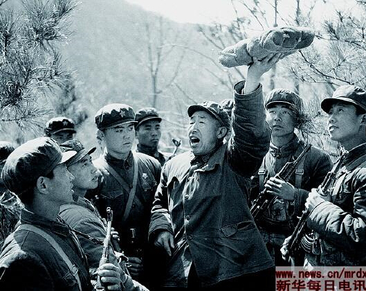 郅顺义(中)为战士们讲述董存瑞舍身炸碉堡的英雄事迹(摄于1973年)。新华社发(资料照片)