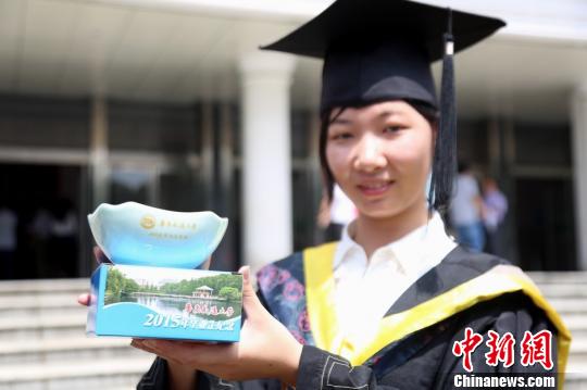 江西一大学发“金饭碗”作毕业留念曾遭热议（图）