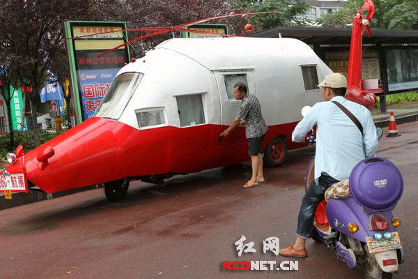 在路边停放的飞机图片来源：CFP