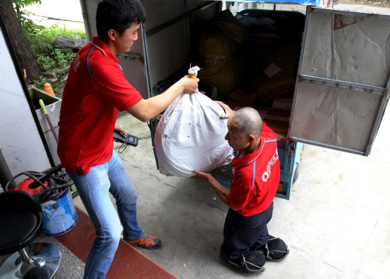 六旬无腿快递员膝行送快递 双手改变命运的践行者(组图)