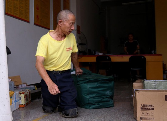 六旬无腿快递员膝行送快递 双手改变命运的践行者(组图)