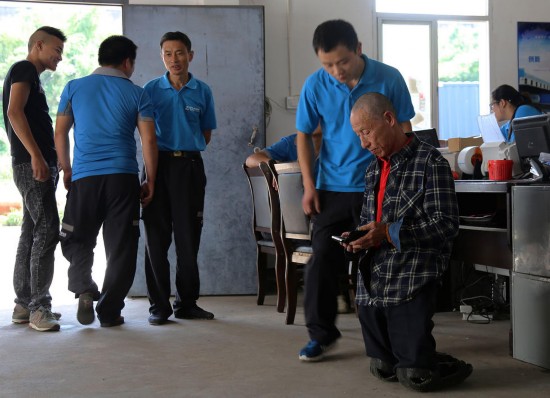 六旬无腿快递员膝行送快递 双手改变命运的践行者(组图)