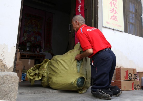六旬无腿快递员膝行送快递 双手改变命运的践行者(组图)