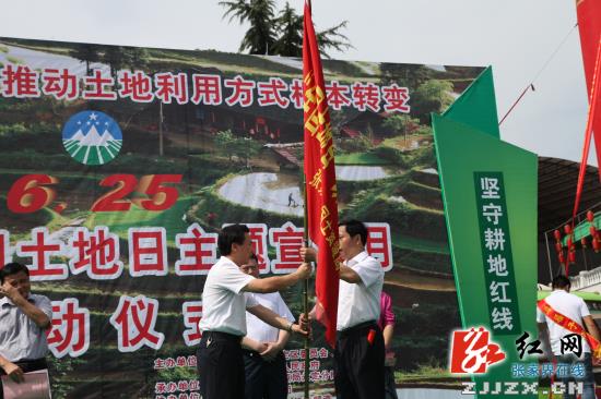 永定区“六个一” 全方位开展国土政策法规宣传