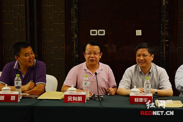考察团成员为湖南经济发展出谋划策。