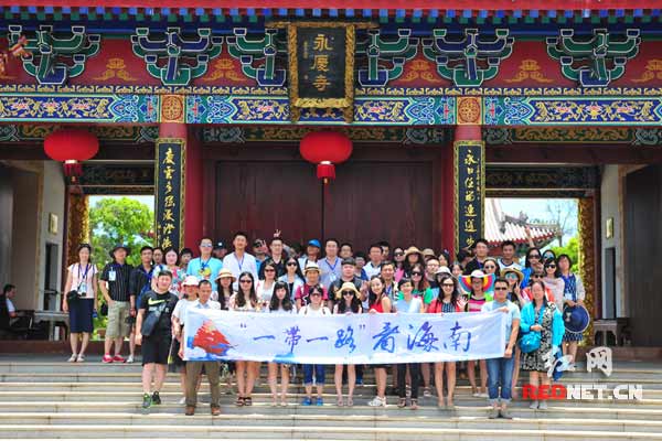 6月25日，“一带一路看海南”全国重点网络媒体海南行采访团在澄迈有名的禅林圣地永庆寺参观、采访。