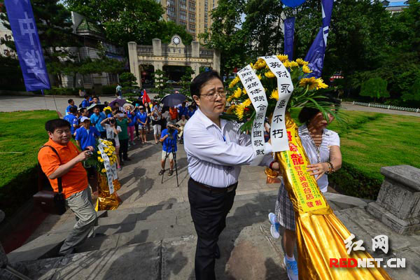 联合采访团向阵亡将士纪念塔敬献花篮。