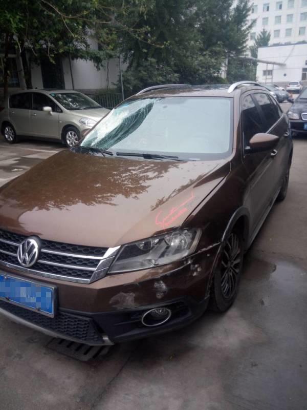 郑州一男子撞老人后丢弃高架桥警方：已被拘留