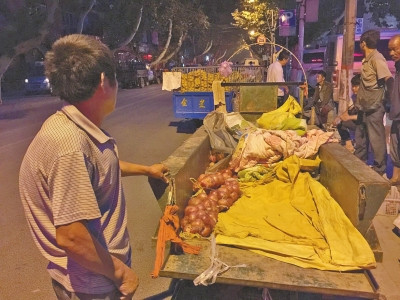 菜农钱被偷跪地求助续：要拉着瓜来感谢郑州人
