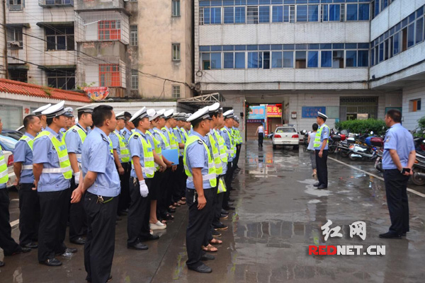 全体干警整装待发
