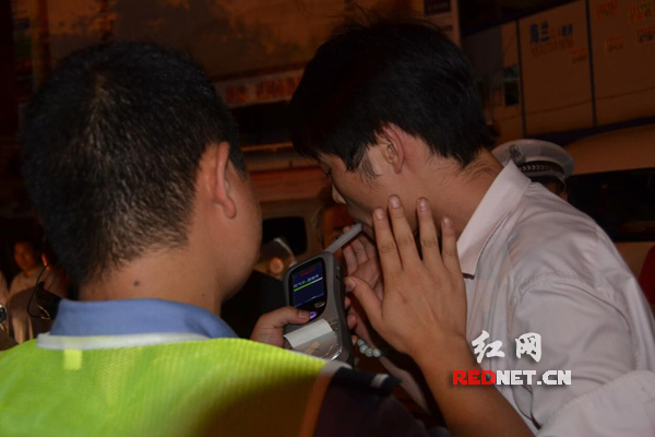 交警对驾驶员进行酒精含量测试