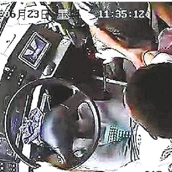 大爷急着下车猛拽司机手臂公交车撞上绿化带