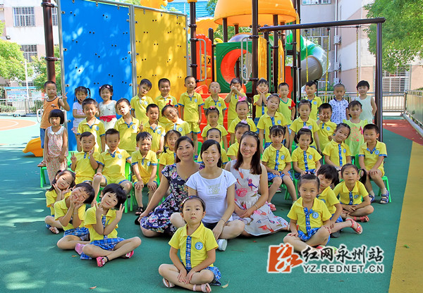 幼儿园毕业照 宝贝萌娃如花儿绽放 摄影/邹文