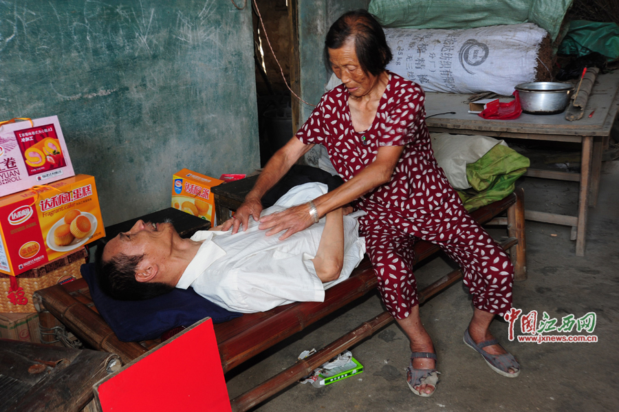 江西一八旬母亲照顾脑瘫儿56年生死相依(图)