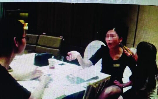 购房合同引纠纷女子持刀挟持售楼小姐（图）