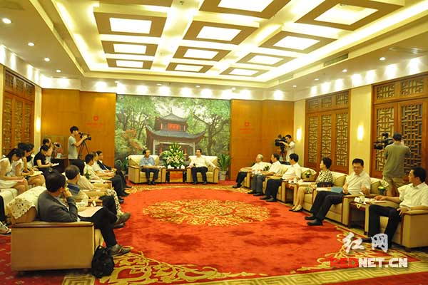 6月27日，湖南省委常委、省委宣传部部长许又声会见香港新闻工作者联会采访团。