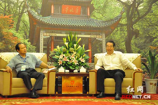 许又声向香港采访团介绍湖南文化产业及经济社会发展情况。