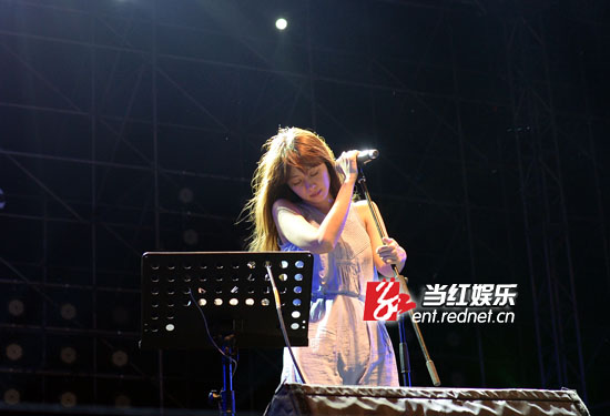 陈绮贞亮相很清新。