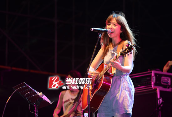 歌迷很热情，陈绮贞娇笑如少女。