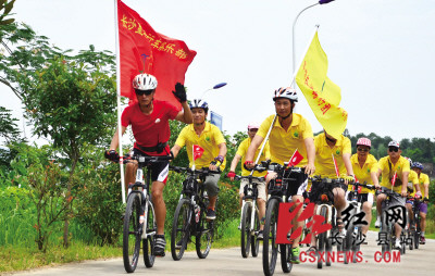 6月28日，在“零碳长沙县·美丽乡村行”活动现场，骑友们穿行在田间小道，尽情领略那令人流连忘返的乡村风情