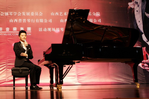 薛汀哲与观众分享互动