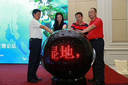 Volunteers read the proposal on wetland protec