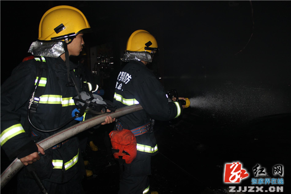 一民房失火 慈利、武陵源消防官兵接力救援（组图）