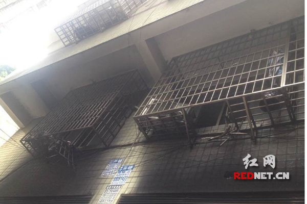 长沙一安置小区居民商住楼仓库发生火灾 致4伤