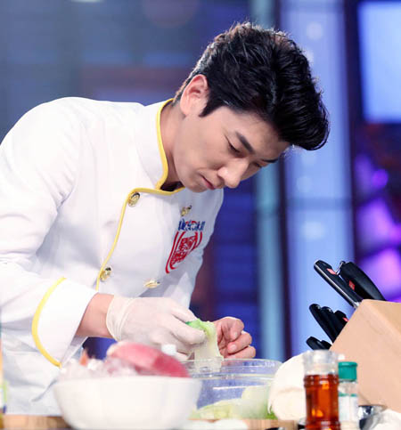 《星厨驾到》张亮问鼎冠军 美食战士诠释平凡