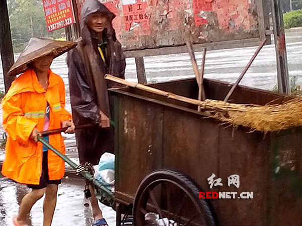 环卫工夫妇清运垃圾