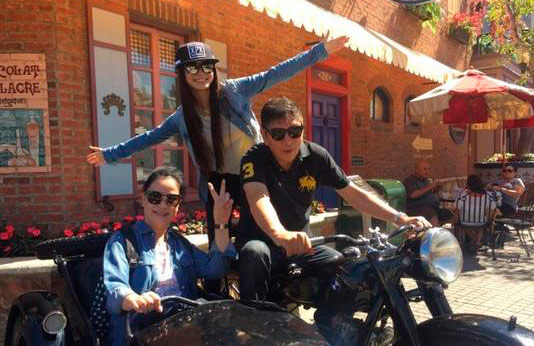 Angelababy携父母温馨出游