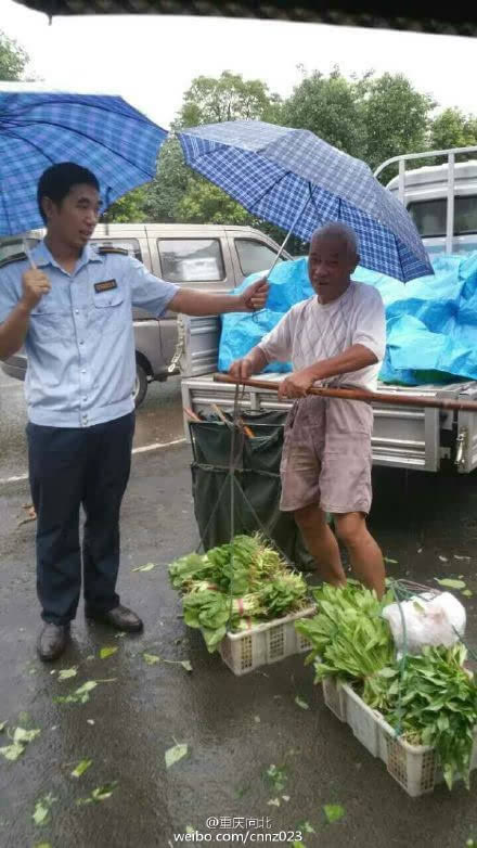 暴雨中的温暖:城管为卖菜老农撑伞网友点赞