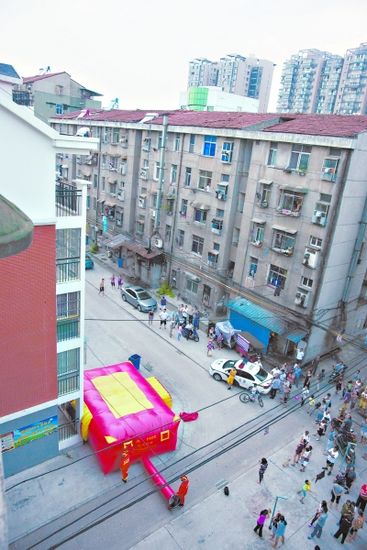 男子见女网友遭拒欲跳楼警察苦劝3小时带离（图）